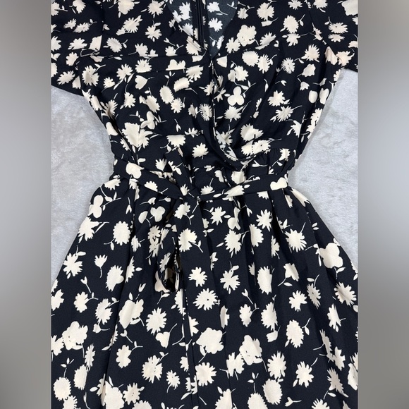 Ann Taylor Factory Black Cream Floral A line Short Sleeve Surplice Dress Size 2 - Picture 5 of 16